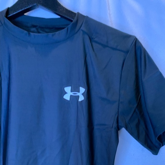 BNWT Men’s Under Armour black compression heat gear™️ short sleeve logo t-shirt. - Picture 4 of 10